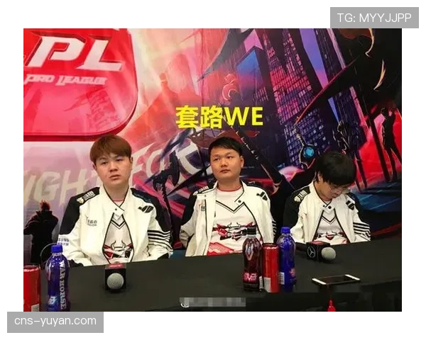 战术角球新套路失败,场边教练无奈一笑成社交媒体热门瞬间 战术角球新套路失败,场边教练无奈一笑成社交媒体热门瞬间